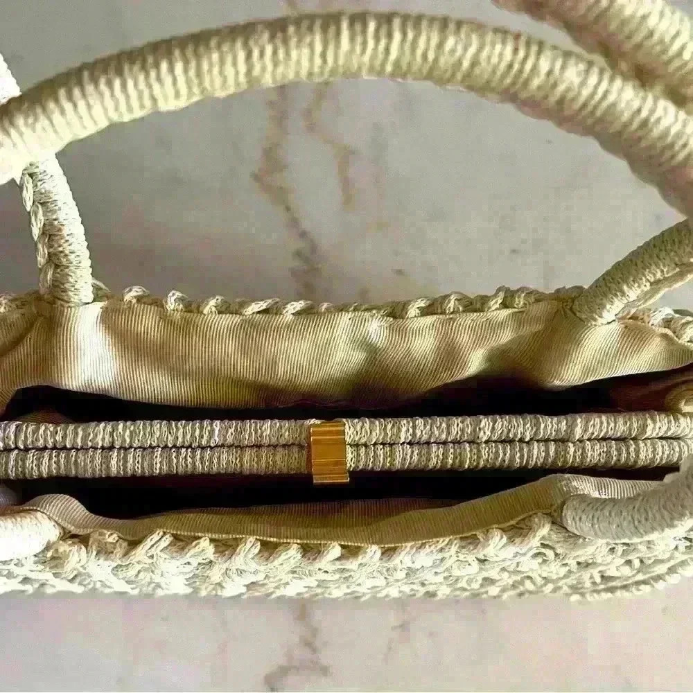 Vintage woven cream colored ladies handbag. - Picture 3 of 10